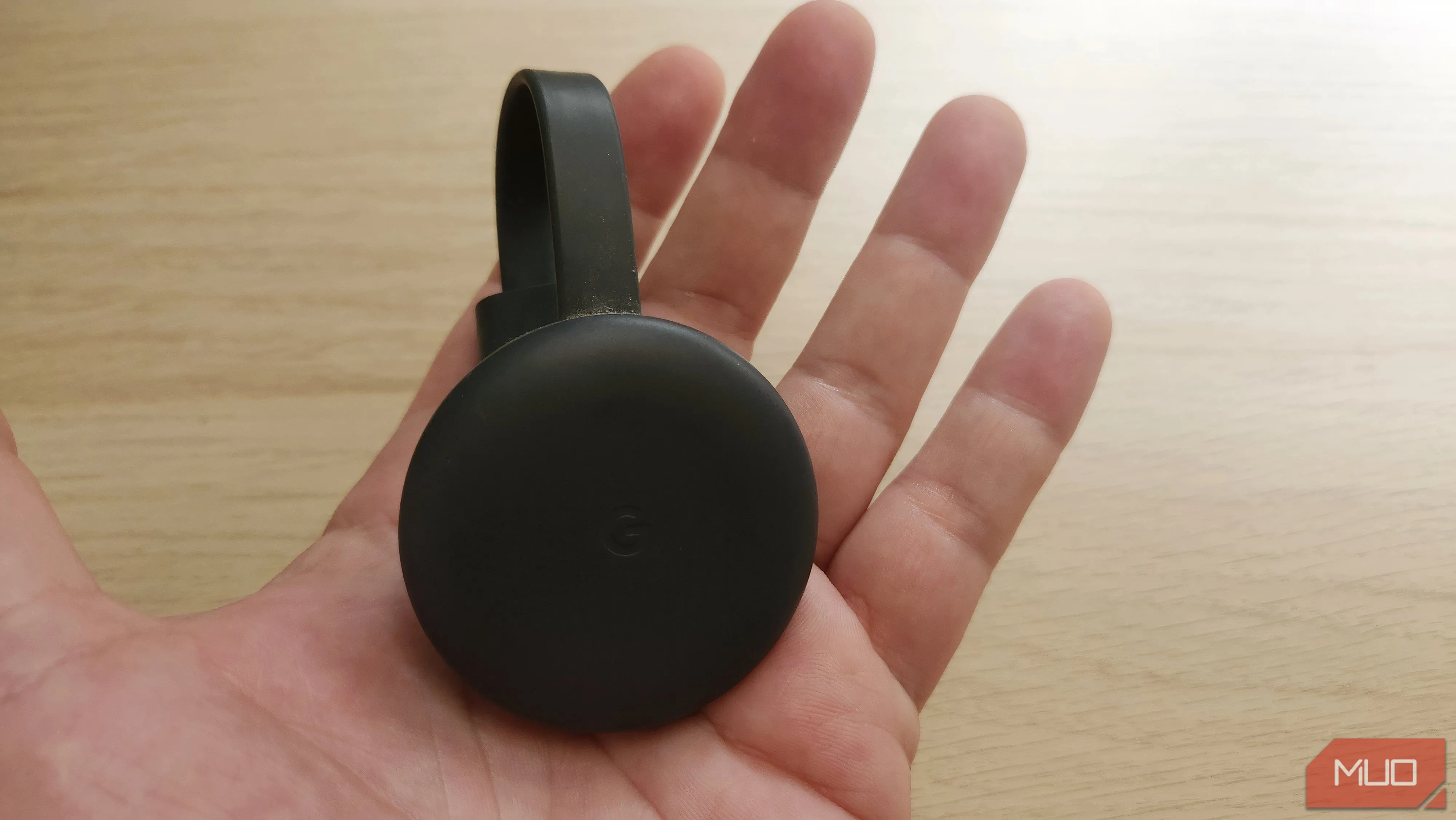 Thiết bị Chromecast Google thế hệ thứ hai nhỏ gọn