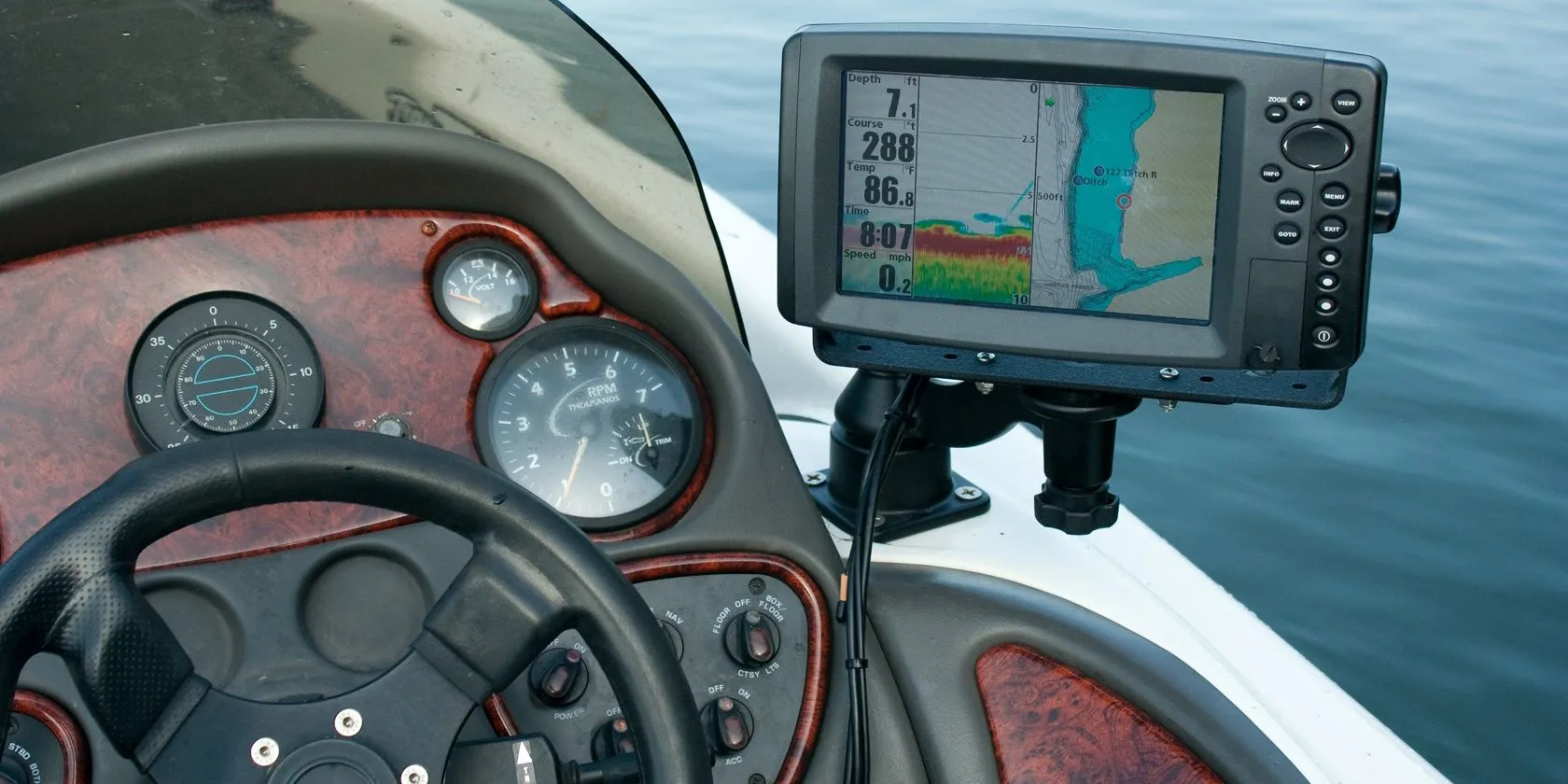 Thiết bị định vị GPS chuyên dụng trên bảng điều khiển thuyền, cho thấy tầm quan trọng của chúng đối với ngư dân và người đi biển.