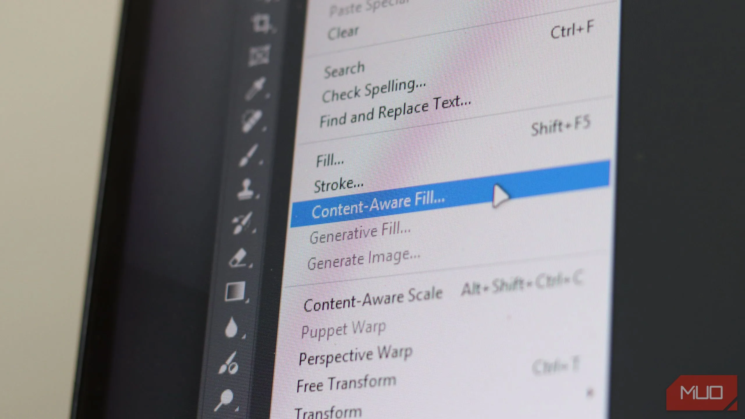 Tính năng Content-Aware Fill trong Photoshop đang loại bỏ vật thể khỏi ảnh