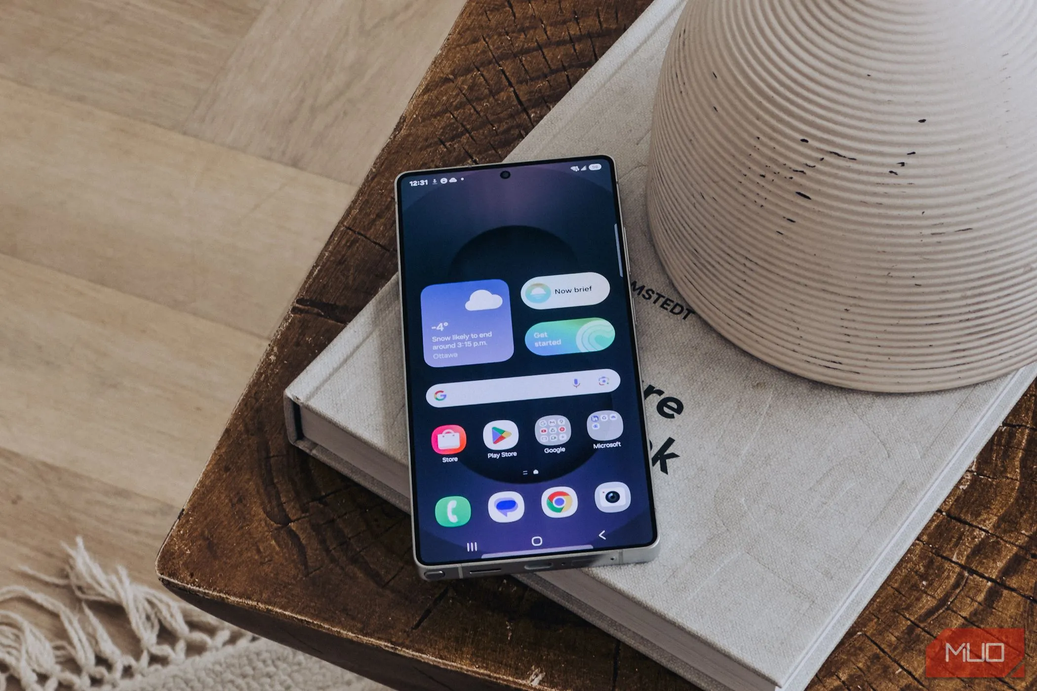 Tính năng &quot;Daily Brief&quot; trên màn hình chính của Samsung Galaxy S25, hiển thị thông tin cập nhật hàng ngày.