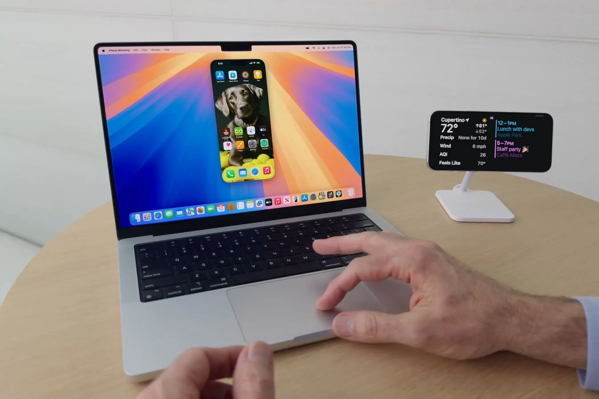 Tính năng phản chiếu màn hình iPhone trên MacBook chạy macOS Sequoia, minh họa hạn chế về tỷ lệ khung hình hiện tại của iPhone.