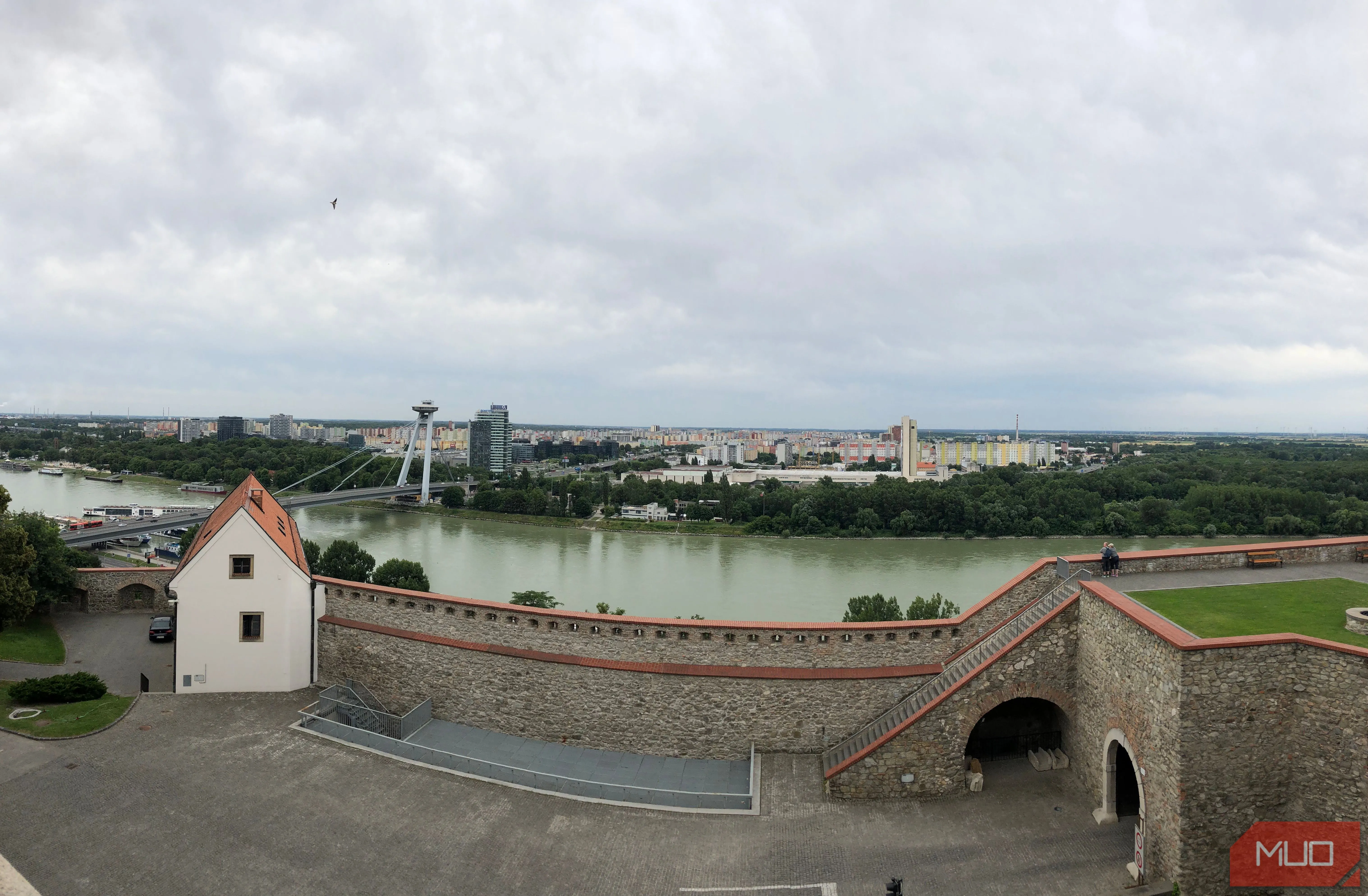 Toàn cảnh thành phố và dòng sông nhìn từ lâu đài qua ảnh panorama ngang