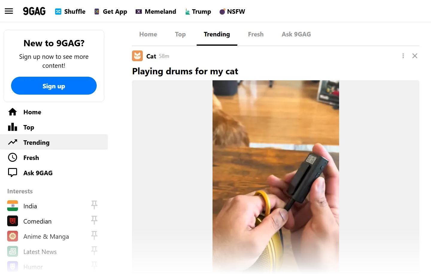Trang chủ 9Gag với các meme, GIF và video viral được cộng đồng bình chọn, biểu tượng &quot;Top&quot; và &quot;Trending&quot; nổi bật.