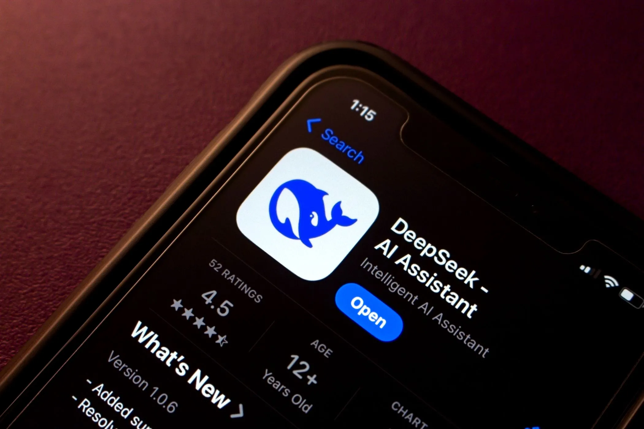 Trang tải xuống ứng dụng chatbot AI DeepSeek trên App Store, cảnh báo về việc cẩn trọng khi cài đặt ứng dụng