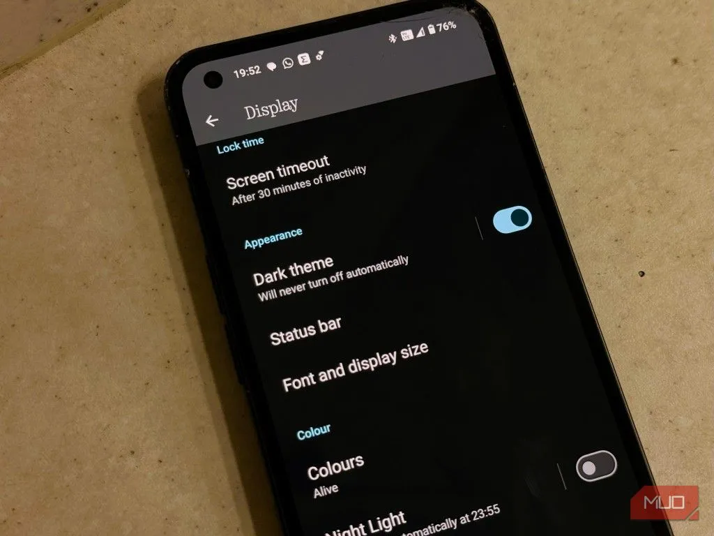 Tùy chọn cài đặt chế độ tối (Dark Mode) trong menu điện thoại Android, cho thấy khả năng kích hoạt Dark Mode để tiết kiệm pin.