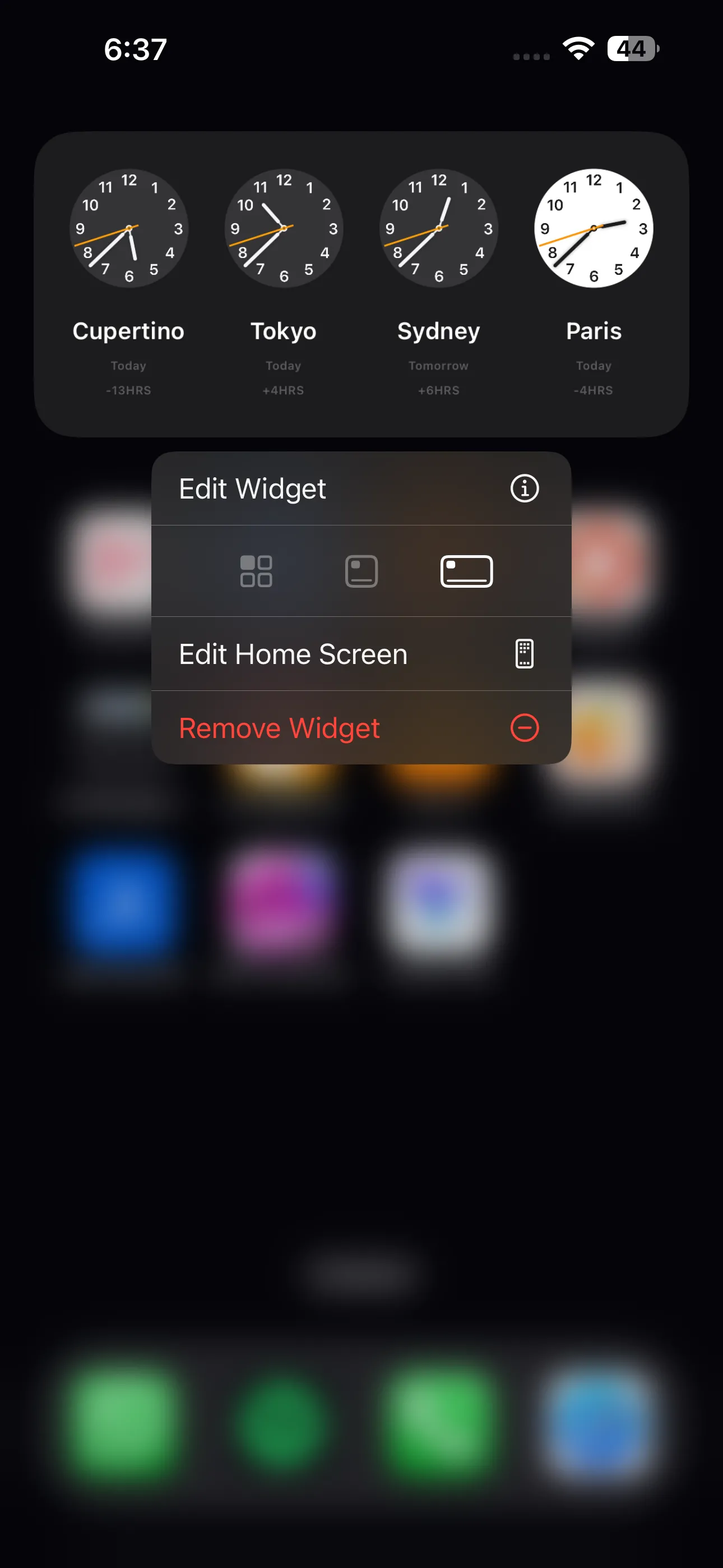 Tùy chọn chỉnh sửa widget đồng hồ thế giới hình chữ nhật trên iPhone.