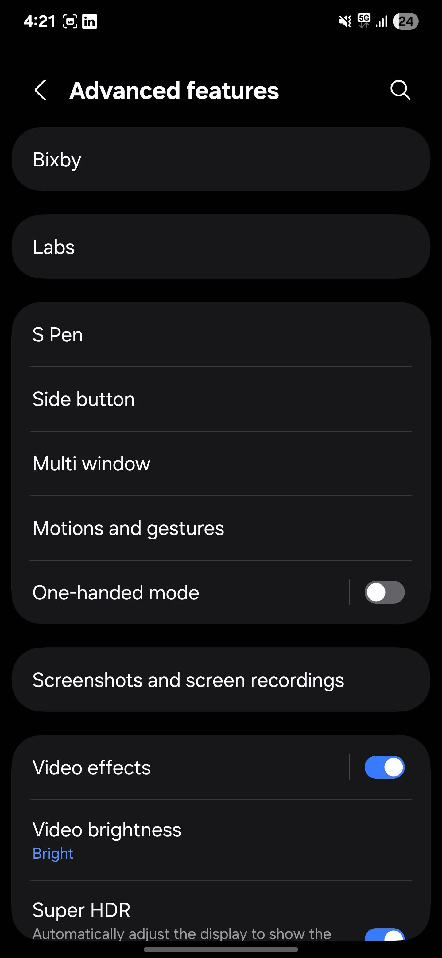 Tùy chọn Tính năng nâng cao trong cài đặt Samsung, nơi tìm các cài đặt Bixby và cử chỉ.