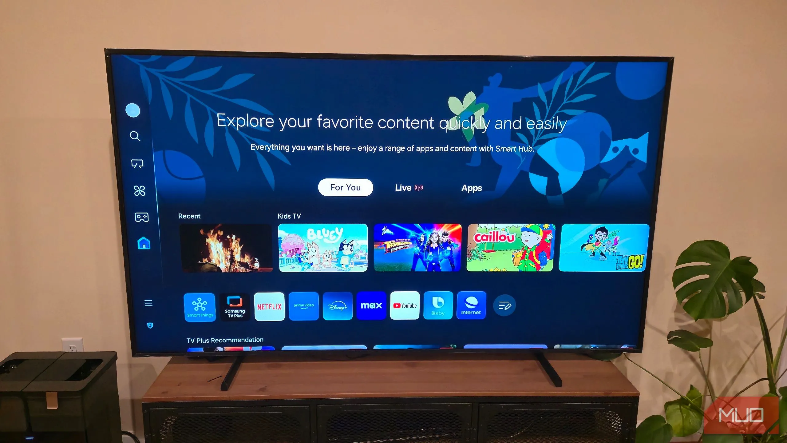 TV Samsung Frame hiển thị giao diện One UI đồng bộ với điện thoại Galaxy.