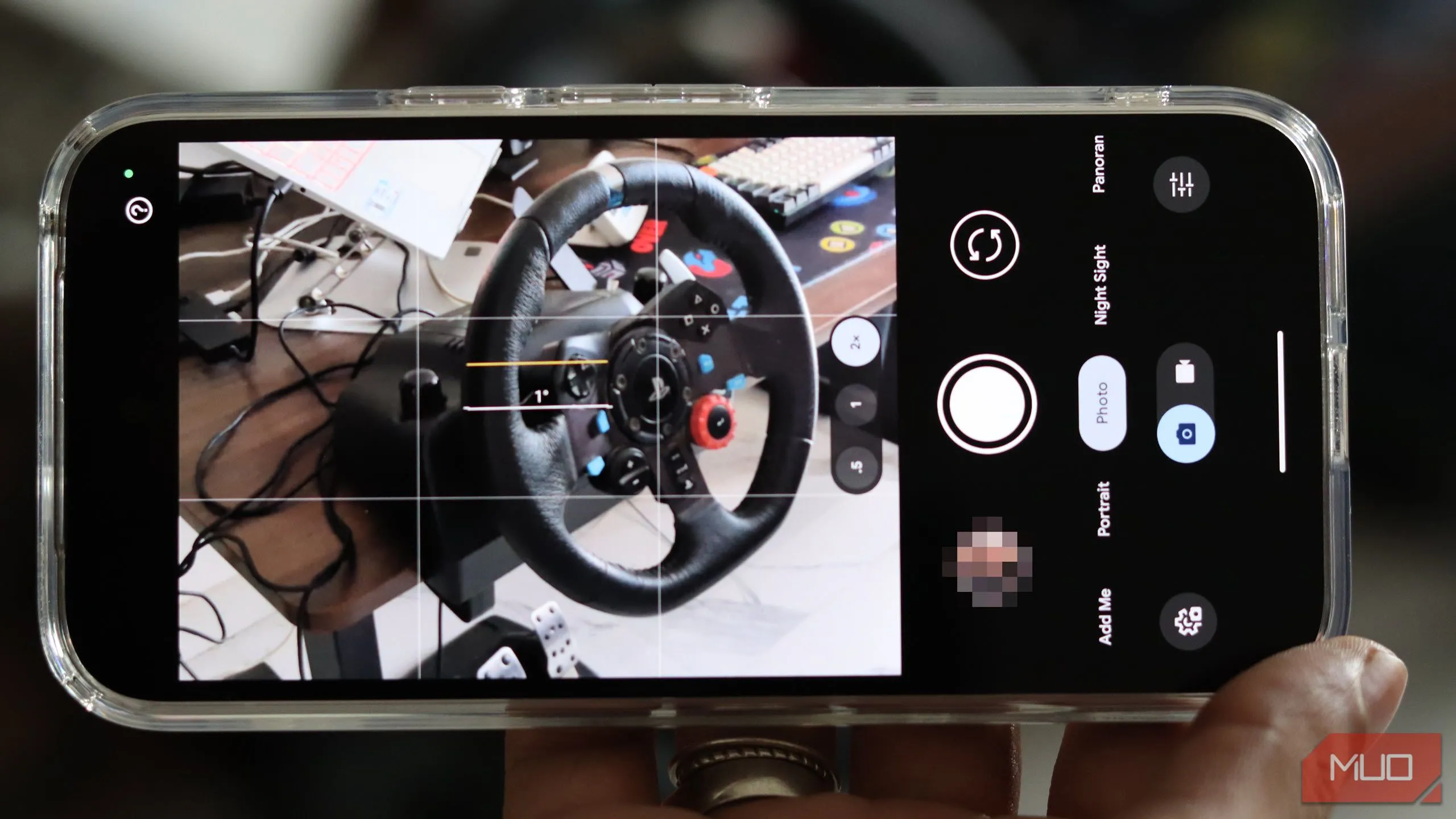 Ứng dụng Google Camera (GCam) đang mở trên điện thoại Pixel, hiển thị giao diện chụp ảnh của phần mềm camera độc quyền.