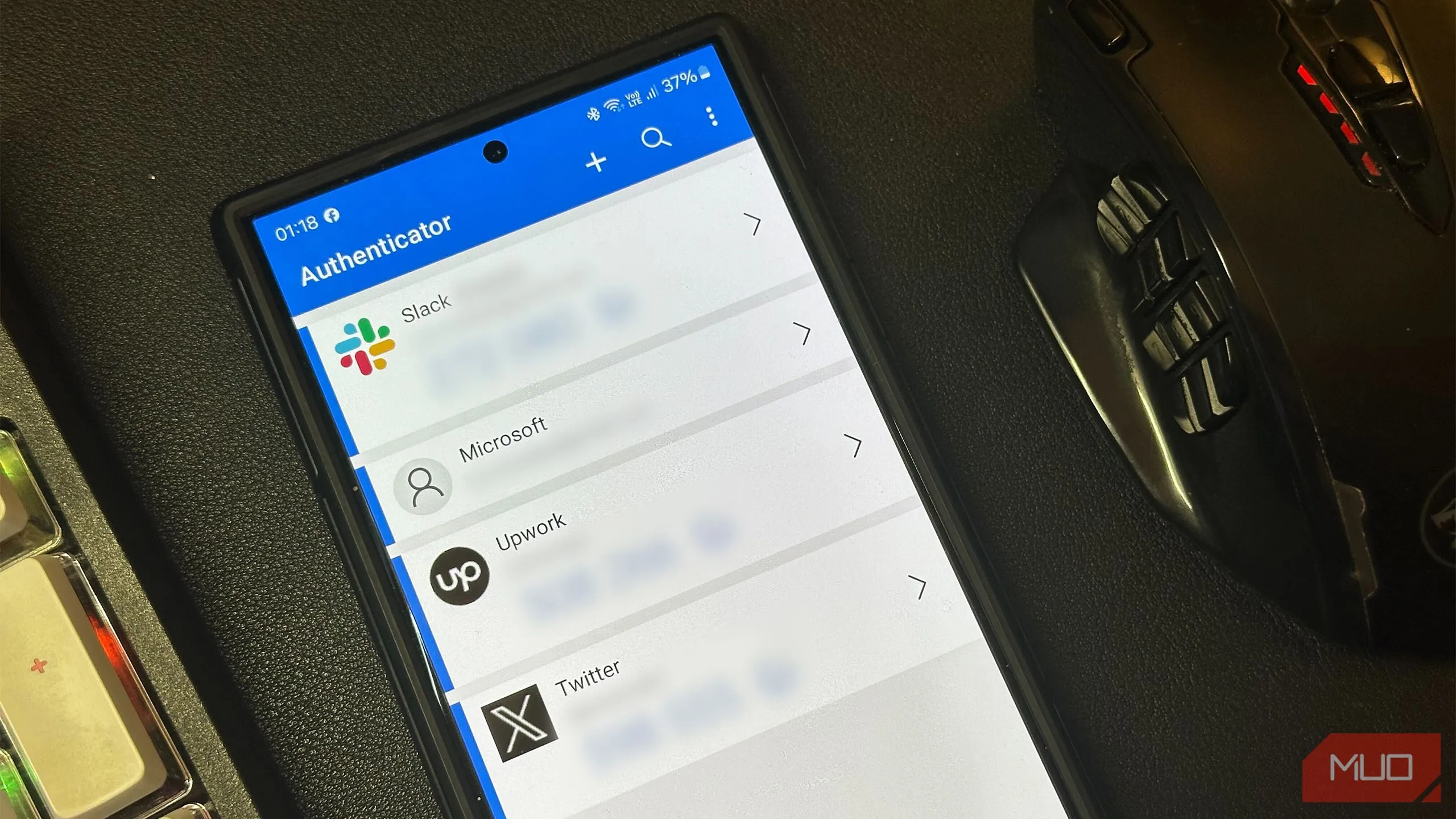 Ứng dụng Microsoft Authenticator hiển thị mã xác thực trên màn hình điện thoại Samsung Galaxy S24 Ultra.