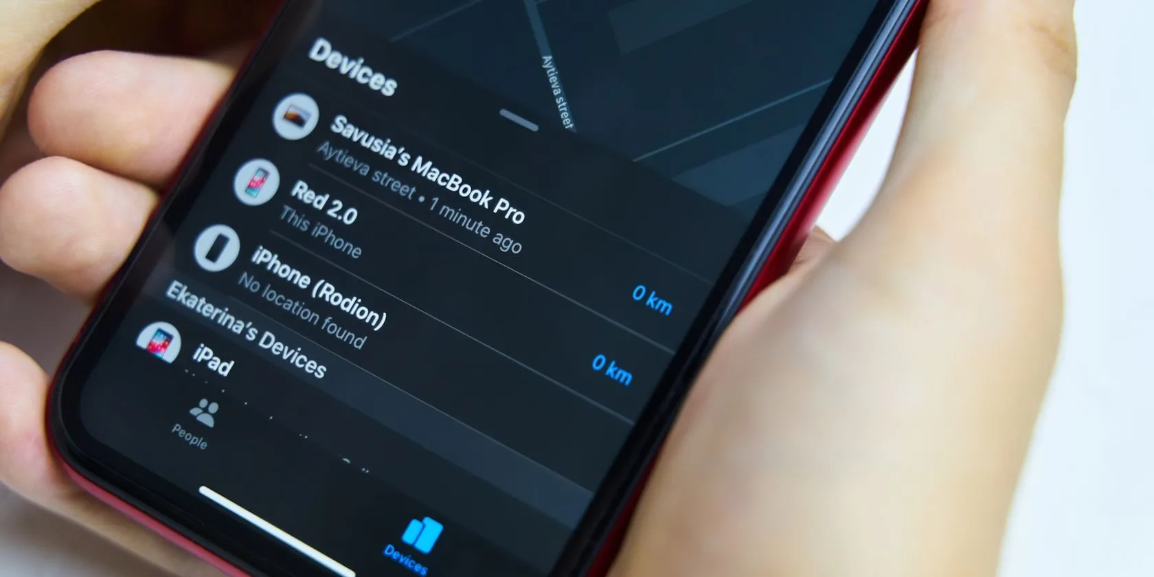 Ứng dụng Tìm trên iPhone hiển thị thiết bị ngoại tuyến, minh họa tính năng tìm kiếm