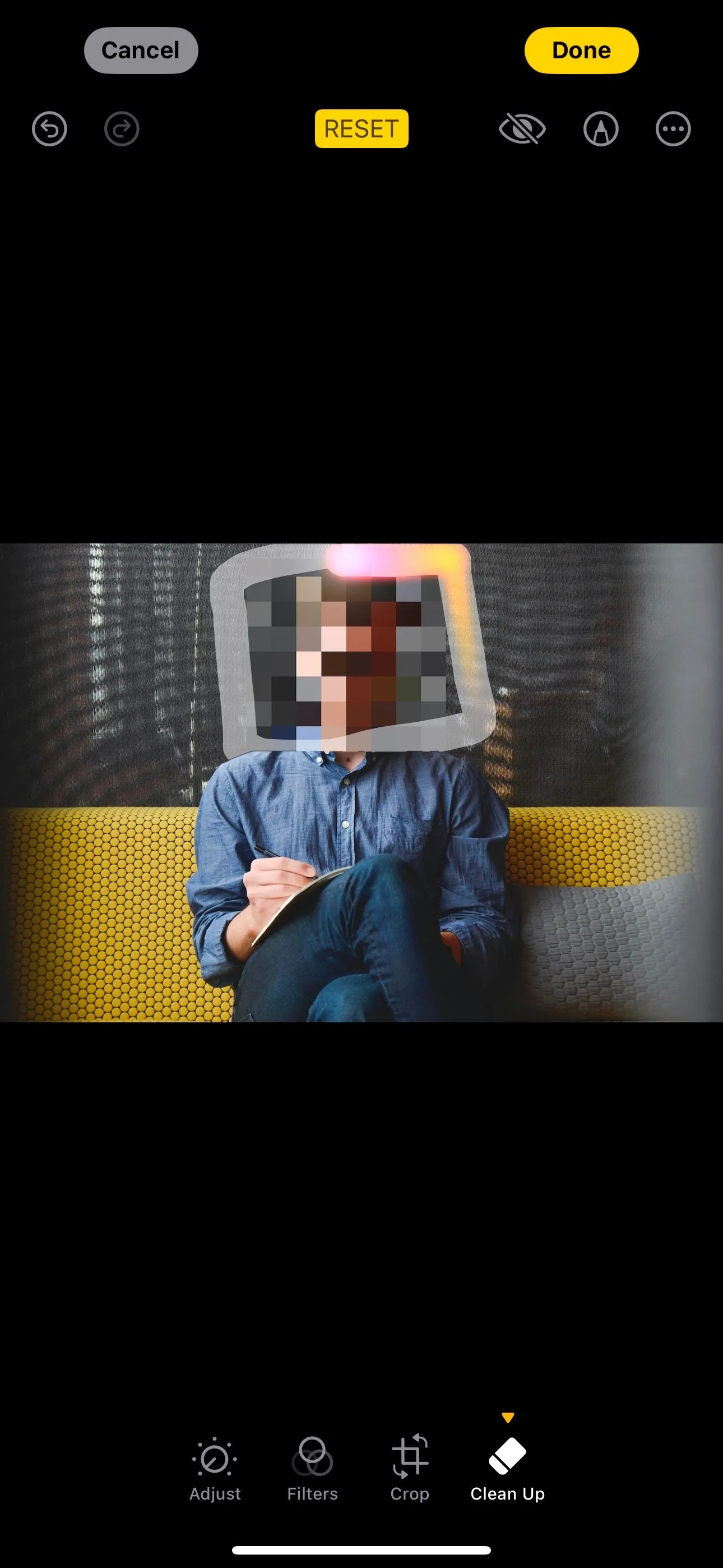 Vẽ hình vuông lên vùng khuôn mặt đã bị pixelate để Clean Up tiến hành xóa hoàn toàn đối tượng khỏi ảnh.