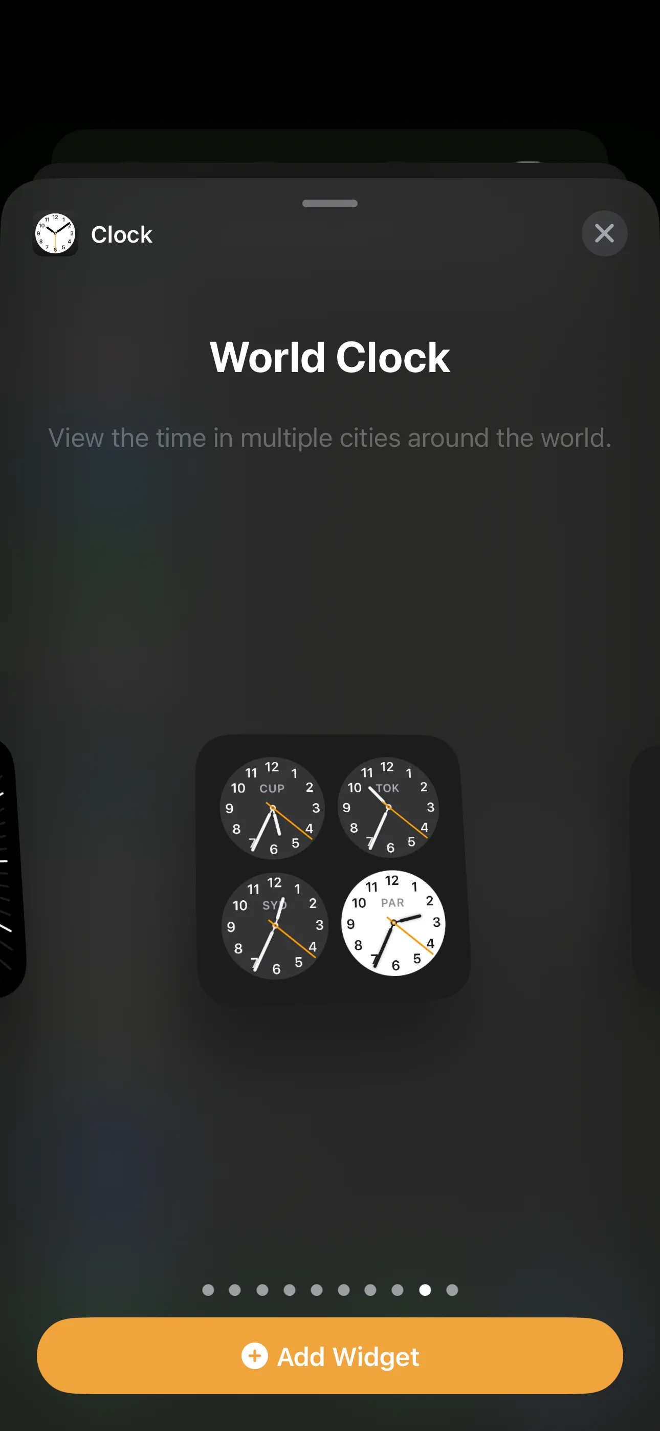 Widget đồng hồ thế giới hình vuông hiển thị bốn múi giờ trên màn hình chính iPhone.